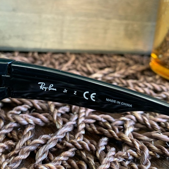 Ray-Ban Junior sunglasses with soft case - Picture 3 of 4